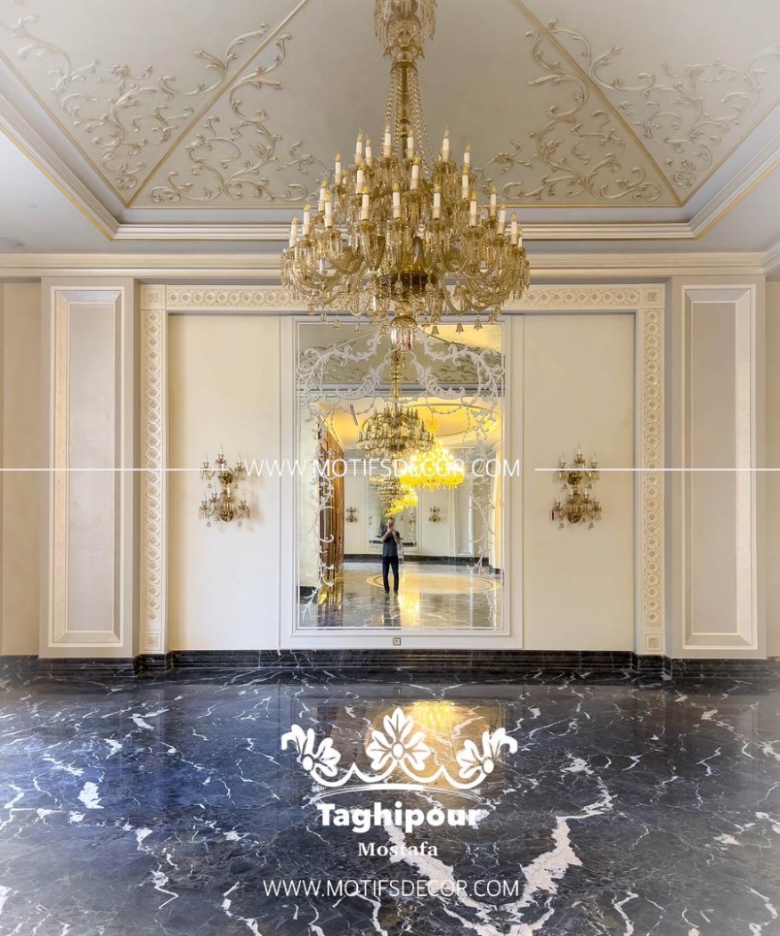 اجرای گچبری دستی روی آینه، پروژه فرمانیه تهران برج باغ مهماندوست، همراه با پتینه | تقی پور